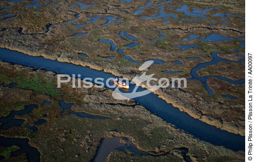Une barque sur le Léty. - © Philip Plisson / Plisson La Trinité / AA00097 - Nos reportages photos - Vue aérienne