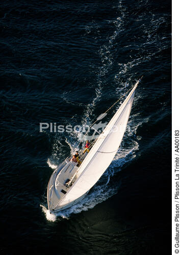 Le Bleu outremer sous spi. - © Guillaume Plisson / Plisson La Trinité / AA00183 - Photo Galleries - Boat