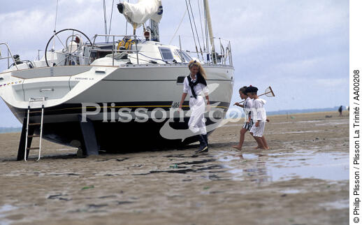 Mouillage à sec d'un monocoque de croisière. - © Philip Plisson / Plisson La Trinité / AA00208 - Photo Galleries - Low tide