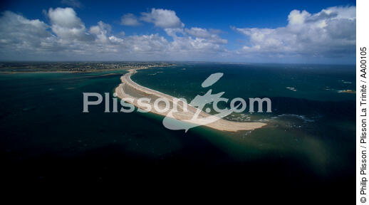 Sillon de Talbert : langue naturelle de sable et de galets longue de 3 km. - © Philip Plisson / Plisson La Trinité / AA00105 - Nos reportages photos - Temps