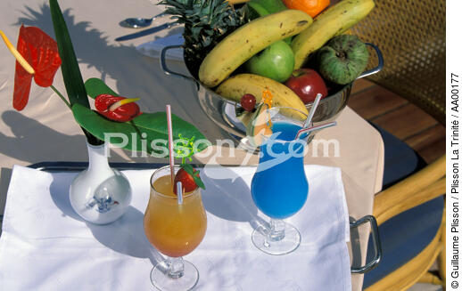 Cocktails, vase et corbeille de fruits. - © Guillaume Plisson / Plisson La Trinité / AA00177 - Photo Galleries - Foreign country