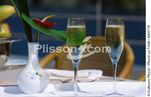 Coupes de champagne - © Guillaume Plisson / Plisson La Trinité / AA00179 - Nos reportages photos - Horizontal