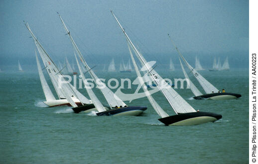 Brume pendant les Cowes Week 1985. - © Philip Plisson / Plisson La Trinité / AA00223 - Nos reportages photos - Terme marin