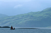 Voilier sur un lac d'Ecosse. © Philip Plisson / Plisson La Trinité / AA00251 - Photo Galleries - Sailing boat