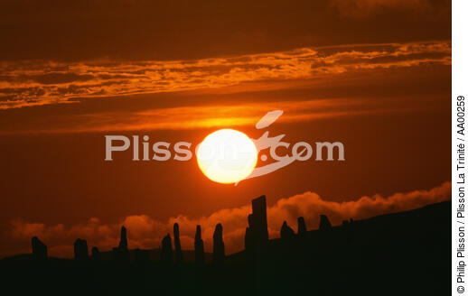 Coucher de soleil sur les menhirs du site numéro 1 de Calanais (Ecosse). - © Philip Plisson / Plisson La Trinité / AA00259 - Nos reportages photos - Horizontal