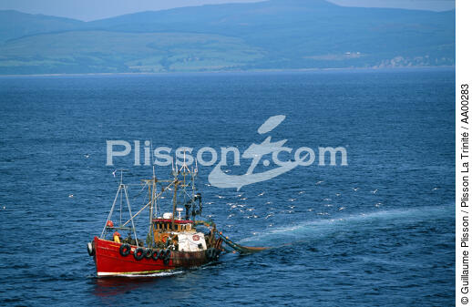 Chalutier rouge - © Guillaume Plisson / Plisson La Trinité / AA00283 - Nos reportages photos - Bateau de pêche