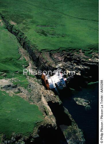 Chalutier échoué sur le littoral écossais. - © Philip Plisson / Plisson La Trinité / AA00288 - Nos reportages photos - Falaise