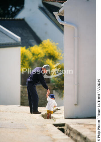 Un grand père et son petit-fils dans une rue de Houat. - © Philip Plisson / Plisson La Trinité / AA00310 - Nos reportages photos - Ile [56]