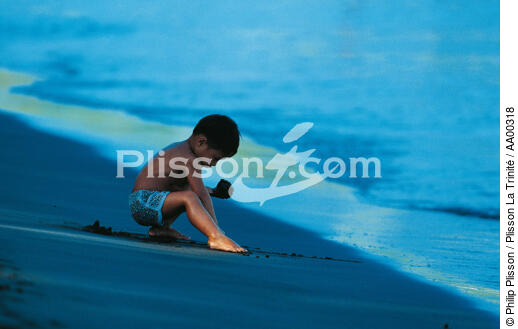 Enfant jouant sur une plage. - © Philip Plisson / Plisson La Trinité / AA00318 - Photo Galleries - Polynesia