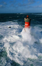 Le phare des Pierres Noires en mer d'Iroise. © Guillaume Plisson / Plisson La Trinité / AA00348 - Nos reportages photos - Vertical