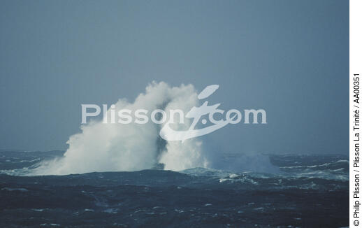 Le phare du Four dans la tempête. - © Philip Plisson / Plisson La Trinité / AA00351 - Nos reportages photos - Phare [29]