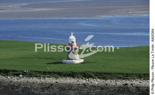 Un phare entre terre et mer. - © Philip Plisson / Plisson La Trinité / AA00364 - Nos reportages photos - Phares Irlande