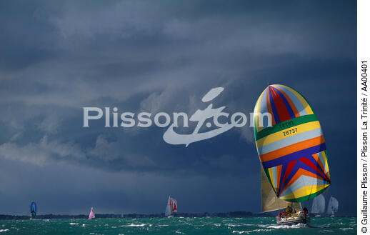 Saga en premier plan, Entrainement d'hiver. - © Guillaume Plisson / Plisson La Trinité / AA00401 - Photo Galleries - Sailing boat