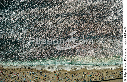 Jeux de vague. - © Philip Plisson / Plisson La Trinité / AA00423 - Photo Galleries - People
