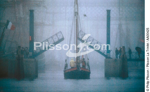Fishing vessel in Douarnenez (Port-Rhu) - © Philip Plisson / Plisson La Trinité / AA00425 - Photo Galleries - People