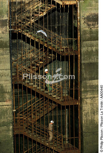 In Brest, the largest dry dock of Europe. - © Philip Plisson / Plisson La Trinité / AA00440 - Photo Galleries - Brest