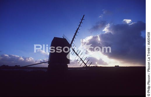Le moulin de Caraes sur la route de Créac'h ( Ouessant, Finistère, 29). - © Philip Plisson / Plisson La Trinité / AA00458 - Photo Galleries - Finistère