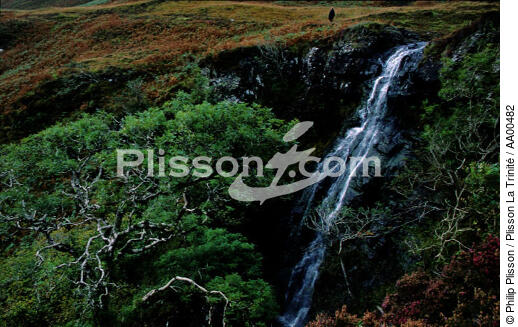 L'Ecosse en miniature, c'est ainsi que l'on parle de l'île d'Arran dans l'estuaire de la Clyde. - © Philip Plisson / Plisson La Trinité / AA00482 - Nos reportages photos - Cascade