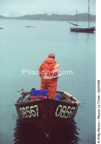 Pêcheur dans sa plate. - © Philip Plisson / Plisson La Trinité / AA00498 - Nos reportages photos - Mer