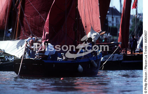 Voilier à voiles rouge orangé, sortant d'un port. - © Philip Plisson / Plisson La Trinité / AA00607 - Photo Galleries - Sailing boat