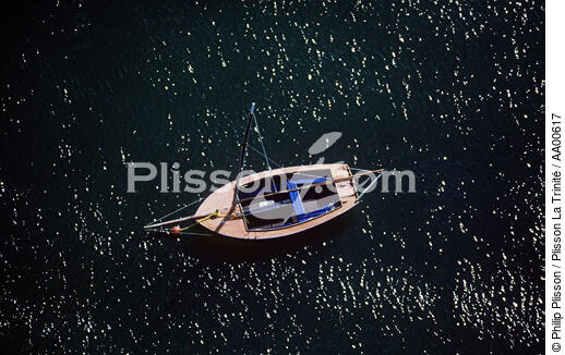 Sloup au mouillage. - © Philip Plisson / Plisson La Trinité / AA00617 - Photo Galleries - Dinghy or small boat with centre-board