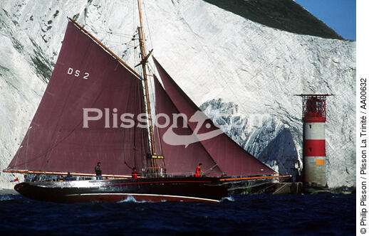 Jolie Brise in front of the Needles, Isle of Wight. - © Philip Plisson / Plisson La Trinité / AA00632 - Photo Galleries - Ground shot