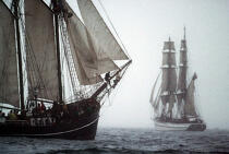 Goélette au premier plan, grand voilier en arrière plan. © Philip Plisson / Plisson La Trinité / AA00652 - Photo Galleries - Nautical terms