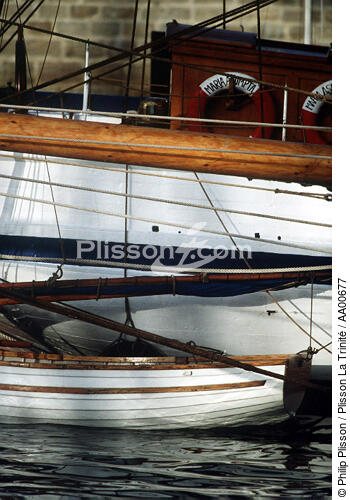 Canot au mouillage au port. - © Philip Plisson / Plisson La Trinité / AA00677 - Photo Galleries - Ground shot
