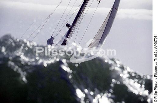 Mât derrière une vague... - © Philip Plisson / Plisson La Trinité / AA00706 - Nos reportages photos - Le Spi Ouest-France