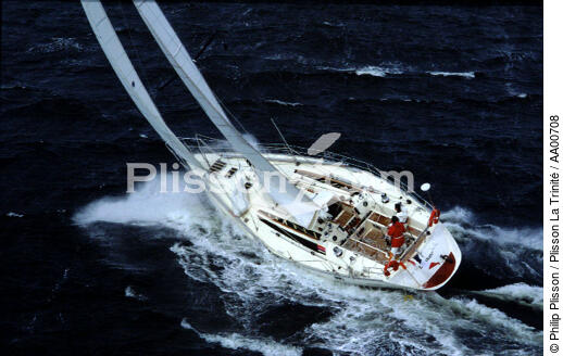 Voilier en régate sur une mer agitée. - © Philip Plisson / Plisson La Trinité / AA00708 - Nos reportages photos - Tempêtes