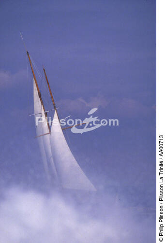 Une goélette vue des vagues. - © Philip Plisson / Plisson La Trinité / AA00713 - Photo Galleries - Classic Yachting