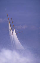 Une goélette vue des vagues. © Philip Plisson / Plisson La Trinité / AA00713 - Nos reportages photos - Vue non aérienne