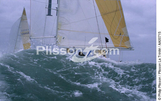 Voilure cachée derrière une vague. - © Philip Plisson / Plisson La Trinité / AA00715 - Nos reportages photos - Monocoque de course