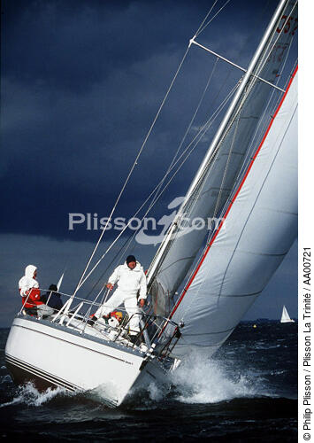 Alexandrie II et son équipage sous les nuages du Spi Ouest France 1990. - © Philip Plisson / Plisson La Trinité / AA00721 - Photo Galleries - Regatta