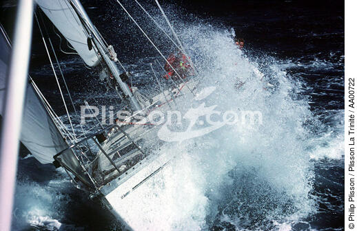 Vague sur un Sun-legend. - © Philip Plisson / Plisson La Trinité / AA00722 - Photo Galleries - Storm at sea