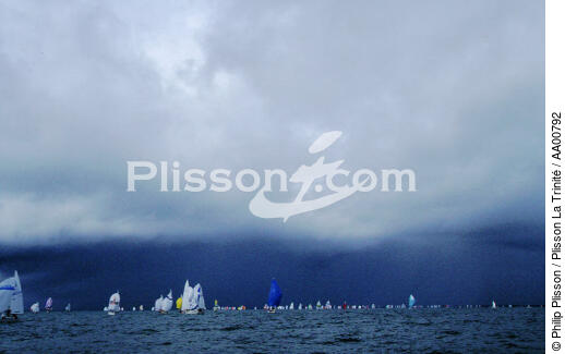 Spi Ouest France sous les nuages. - © Philip Plisson / Plisson La Trinité / AA00792 - Photo Galleries - Racing