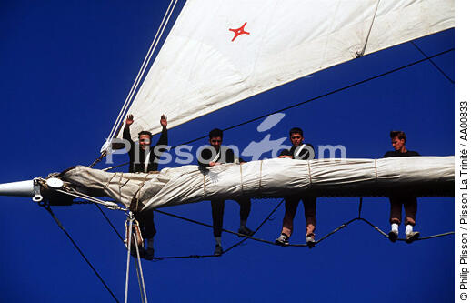 Officiers en train de déferler les voiles de l'Esmeralda. - © Philip Plisson / Plisson La Trinité / AA00833 - Nos reportages photos - Elément d'un bateau