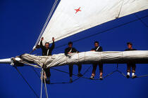 Officiers en train de déferler les voiles de l'Esmeralda. © Philip Plisson / Plisson La Trinité / AA00833 - Nos reportages photos - Les grands voiliers
