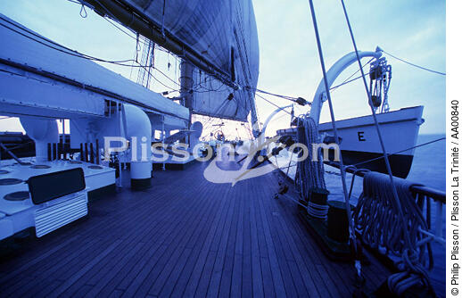 Sur le pont de l'Esmeralda. - © Philip Plisson / Plisson La Trinité / AA00840 - Nos reportages photos - Terme marin