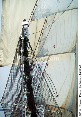 Equipier sur une vergue de l'Esmeralda. - © Philip Plisson / Plisson La Trinité / AA00843 - Nos reportages photos - Elément d'un bateau