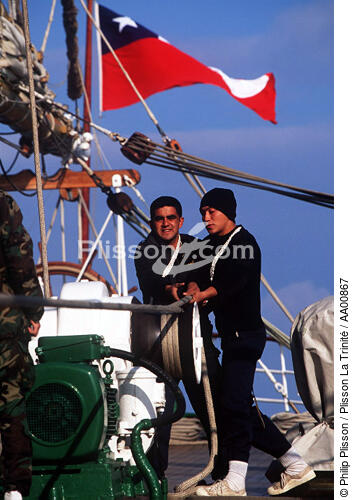 Deux équipiers sur le pont. - © Philip Plisson / Plisson La Trinité / AA00867 - Photo Galleries - Tall ship / Sailing ship
