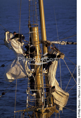 Officiers dans la mâture en train d'affaler les voiles. - © Philip Plisson / Plisson La Trinité / AA00870 - Photo Galleries - Nautical terms