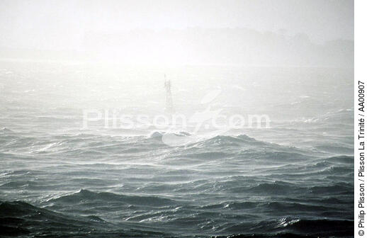 Balise sous la brume. - © Philip Plisson / Plisson La Trinité / AA00907 - Photo Galleries - Maritime activity