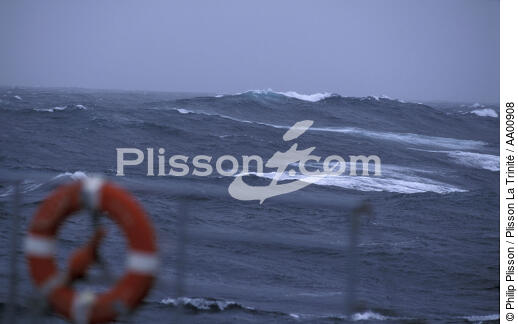 Vague vue d'un bateau. - © Philip Plisson / Plisson La Trinité / AA00908 - Nos reportages photos - Bouée de sauvetage