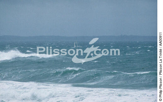 Voilier perdu dans les vagues. - © Philip Plisson / Plisson La Trinité / AA00911 - Photo Galleries - Storm at sea