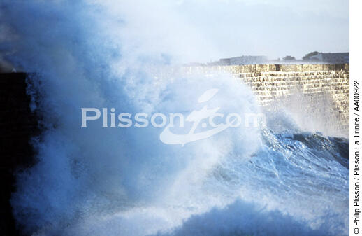 Eclat de vague sur la jetée. - © Philip Plisson / Plisson La Trinité / AA00922 - Nos reportages photos - France