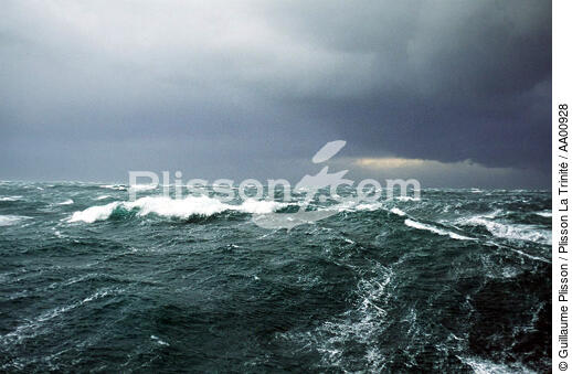 Vagues sous un ciel de grain. - © Guillaume Plisson / Plisson La Trinité / AA00928 - Photo Galleries - Storm at sea