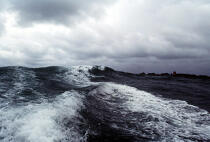 Mer agitée sous ciel de grain. © Guillaume Plisson / Plisson La Trinité / AA00930 - Nos reportages photos - Tempêtes