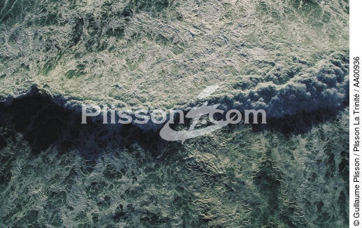 Ecume d'une vague. - © Guillaume Plisson / Plisson La Trinité / AA00936 - Photo Galleries - Foaming