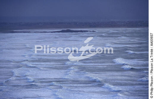 Train de vagues sous ciel de grain. - © Philip Plisson / Plisson La Trinité / AA00937 - Photo Galleries - Series of waves